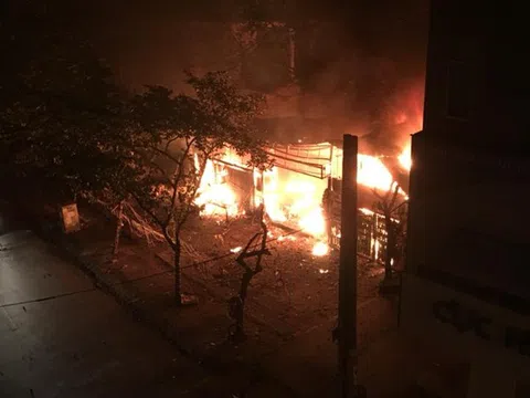 Hà Nội: 2 nhà phố Chùa Láng bốc cháy dữ dội lúc rạng sáng